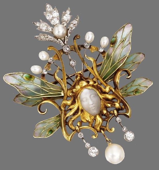 A 19th century jewellery piece